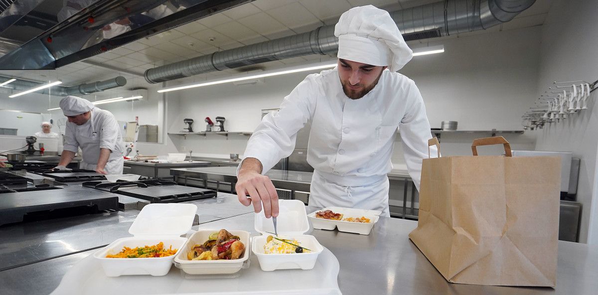 Alumnado do Carlos Oroza preparando os menús para levar