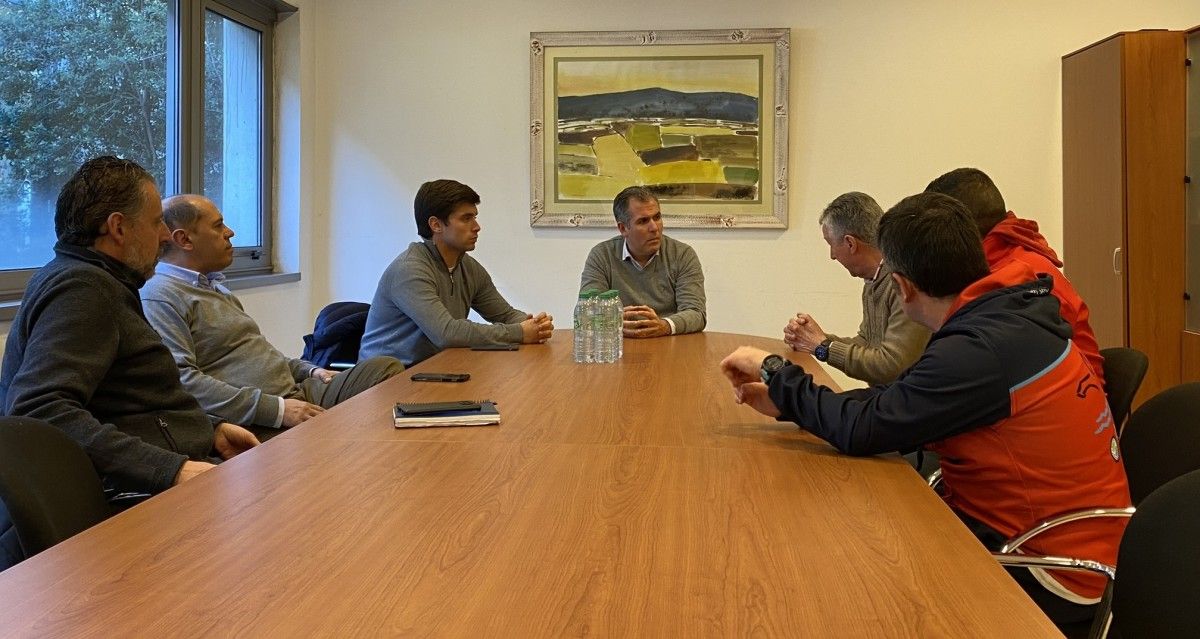 Reunión do PP cos clubs que utilizan esta piscina e coa Fundación Rías do Sur 