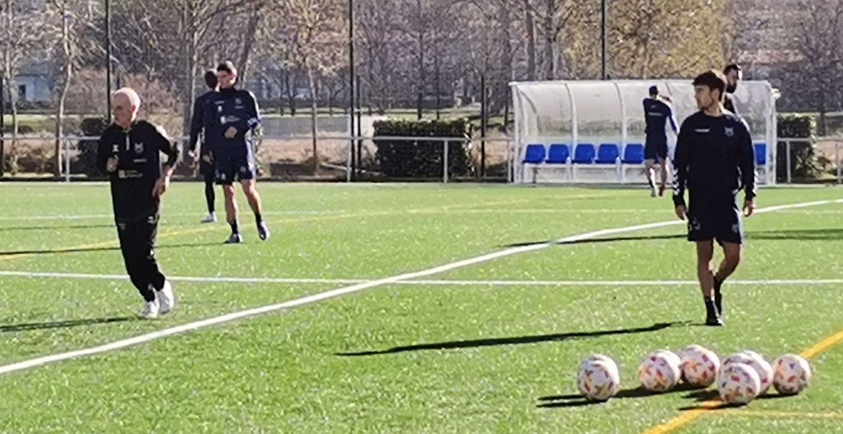 Juan Señor dirixe un adestramento do Pontevedra na Xunqueira