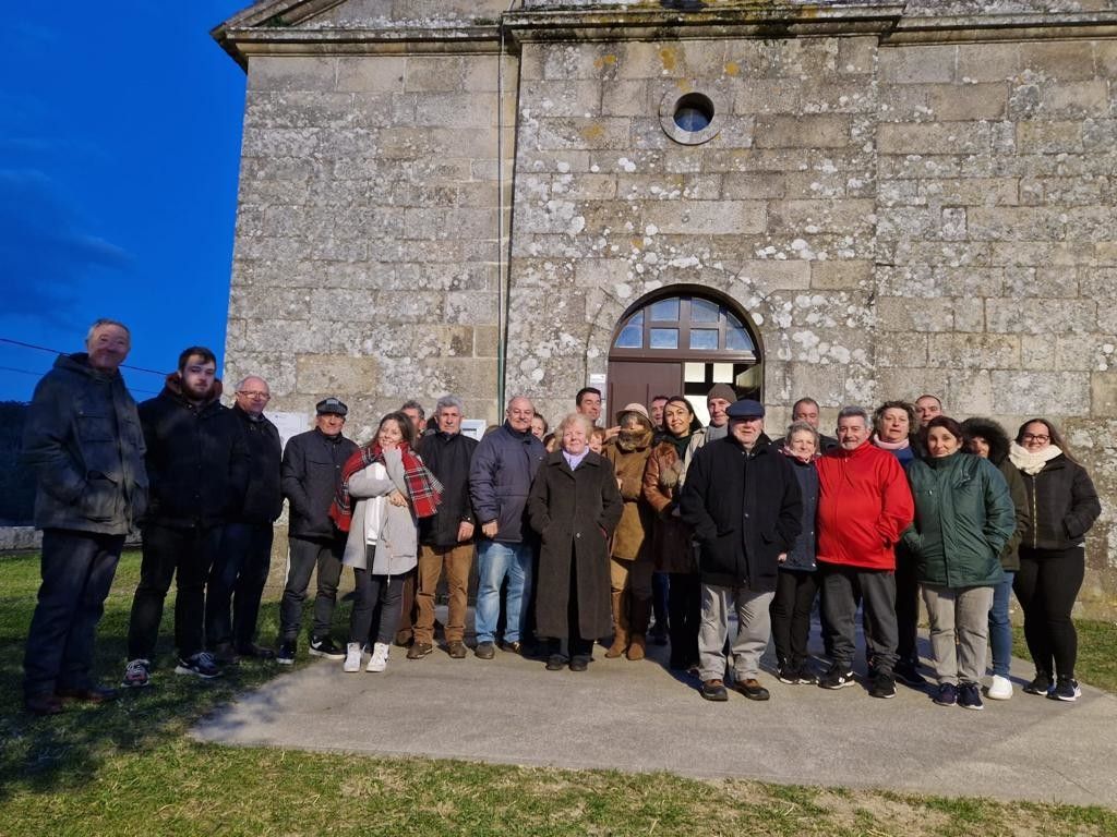Visita de la alcaldesa de Marín, María Ramallo, a la localidad de Igrexario, donde se mejoró el alumbrado público