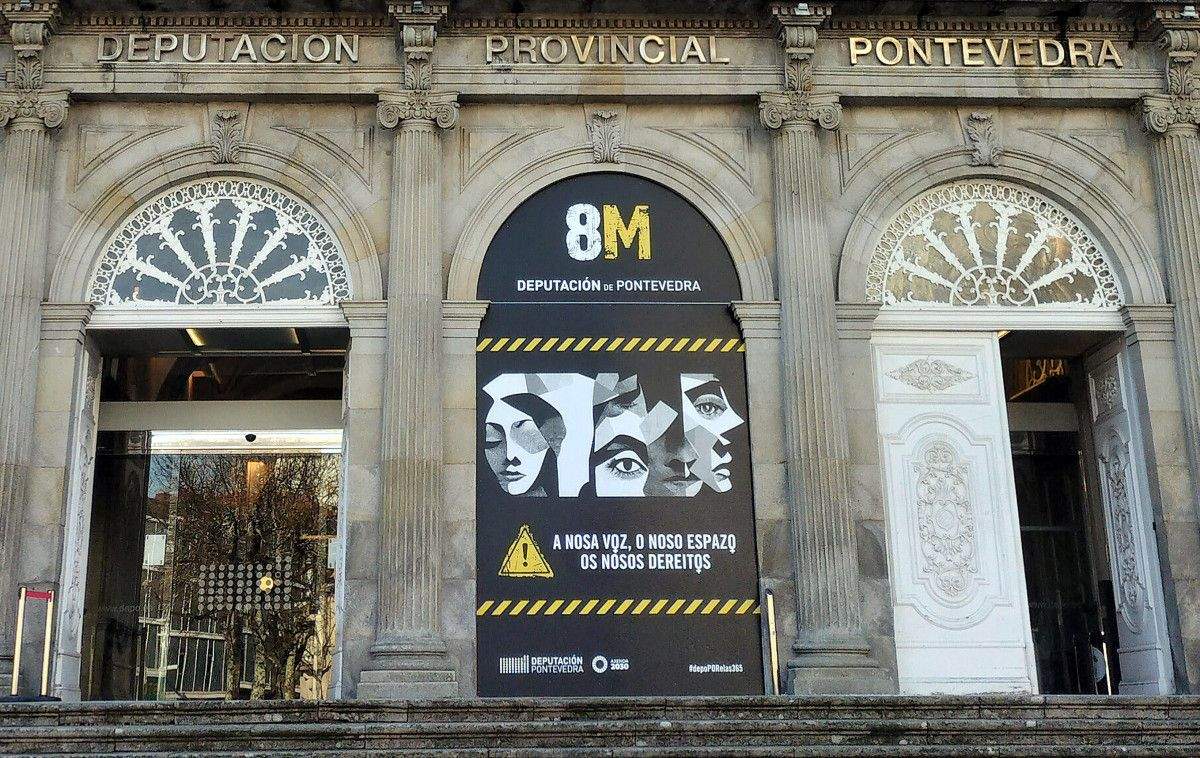 Porta do Pazo Provincial cun cartel da campaña polo 8M da Deputación de Pontevedra