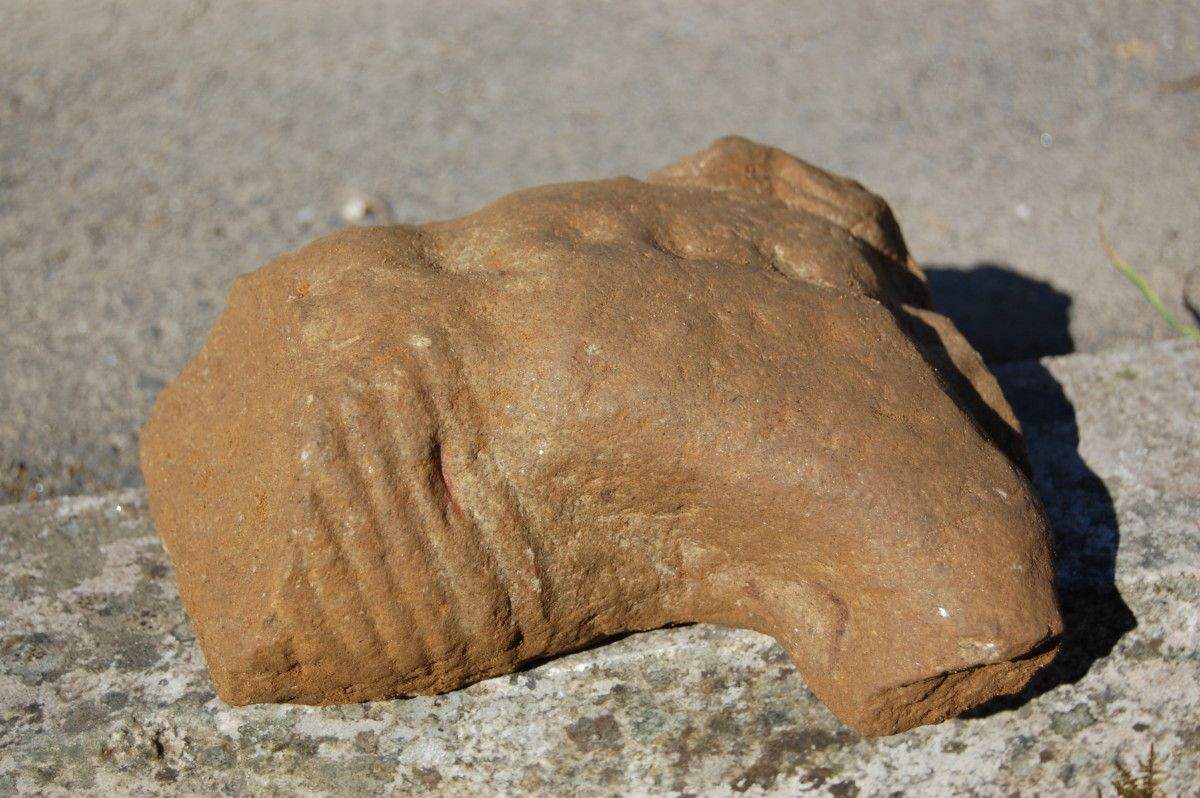 Encuentran el torso de piedra de un Cristo bajo el crucero de Outeda