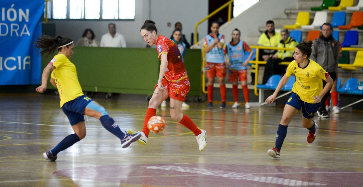 Partido de liga entre Poio Pescamar y Gran Canaria Teldeportivo en el Príncipe Felipe
