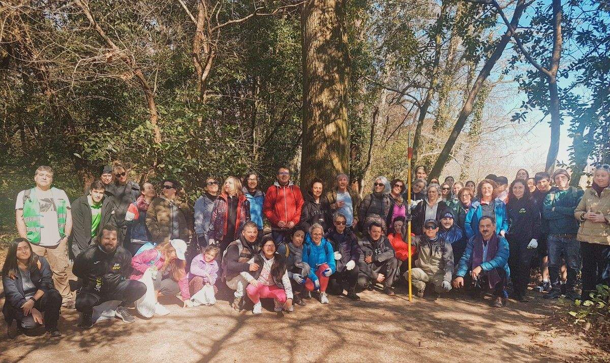 Unos cincuenta voluntarios plantan frutales en las orillas del río Gafos