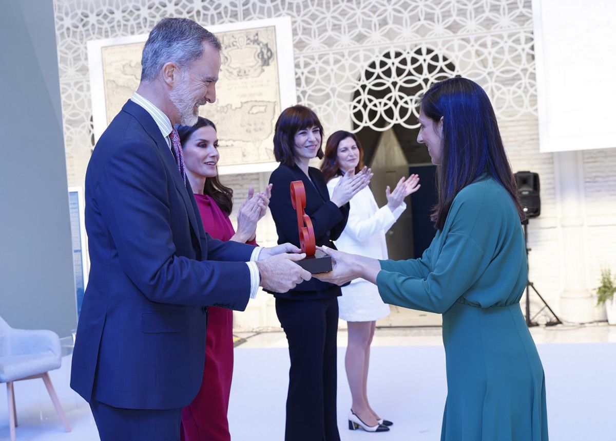 Belén Riveiro recollendo o galardón de mans de Felipe VI