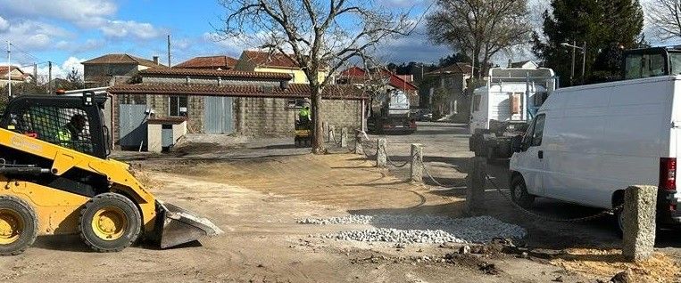 Pavimentación da contorna do centro social dos Areás en Mourente
