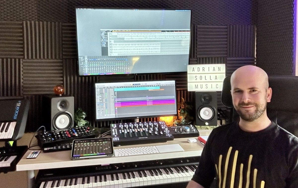 Adrián Solla no seu estudo de grabación