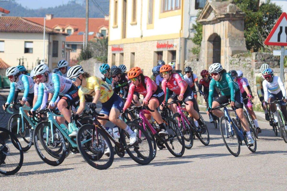 Agata Fils, ciclista do Team Farto, no pelotón durante a Copa de España de Noja