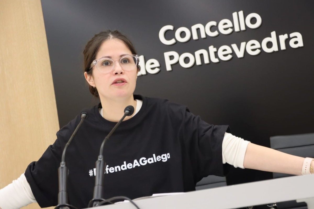 Anabel Gulías, portavoz do goberno local de Pontevedra, coa camiseta de 'Defende a Galega'