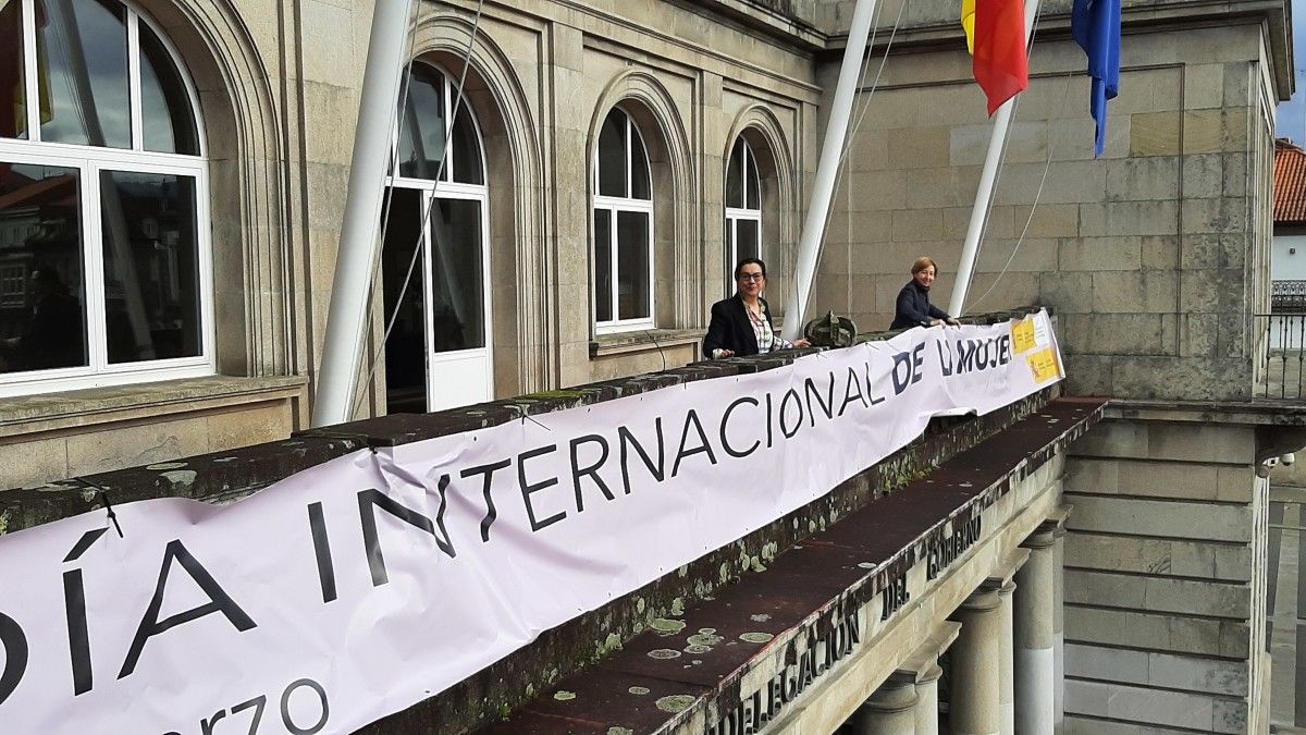 Maica Larriba, subdelegada do Goberno, e a pancarta instalada na fachada do edificio gobernamental