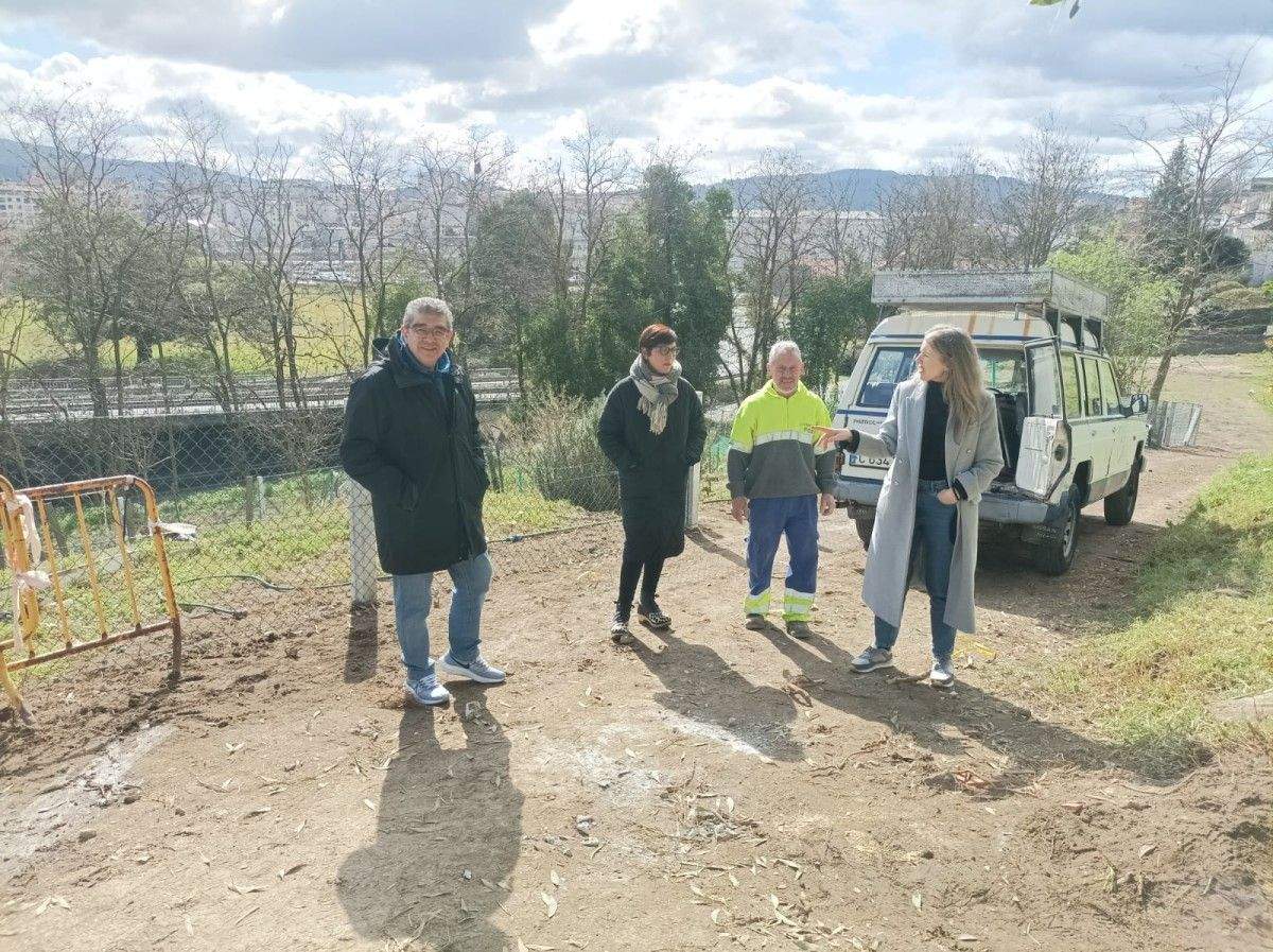 Visita de los concejales Xosé Luís Martínez, Raquel Rodríguez y Marga Caldas a la huerta urbana de A Caeira