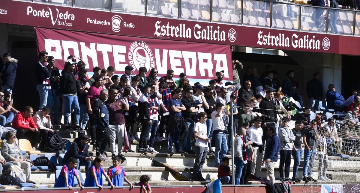 Partido de Primera RFEF entre Pontevedra CF e AD Ceuta en Pasarón
