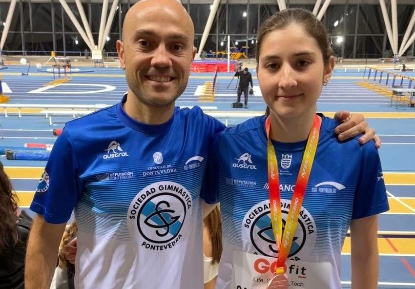 Isabel Caeiro, junto a un técnico de la Gimnástica, en el nacional sub 20 de atletismo