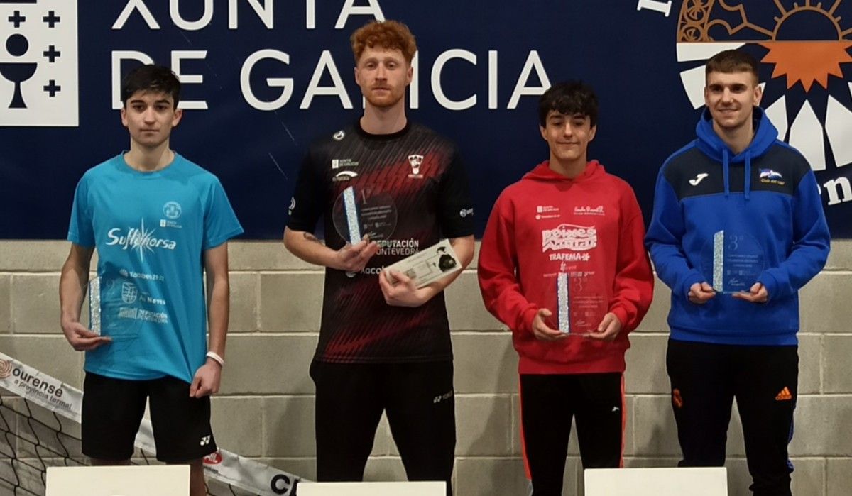 Manuel Brea (centro), campión autonómico de bádminton por décimo quinta vez
