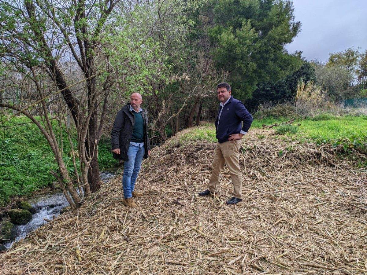 Julio Casás y Gregorio Agís, concejales de Obras y Urbanismo, en la zona de creación de la nueva senda peatonal en Samieira
