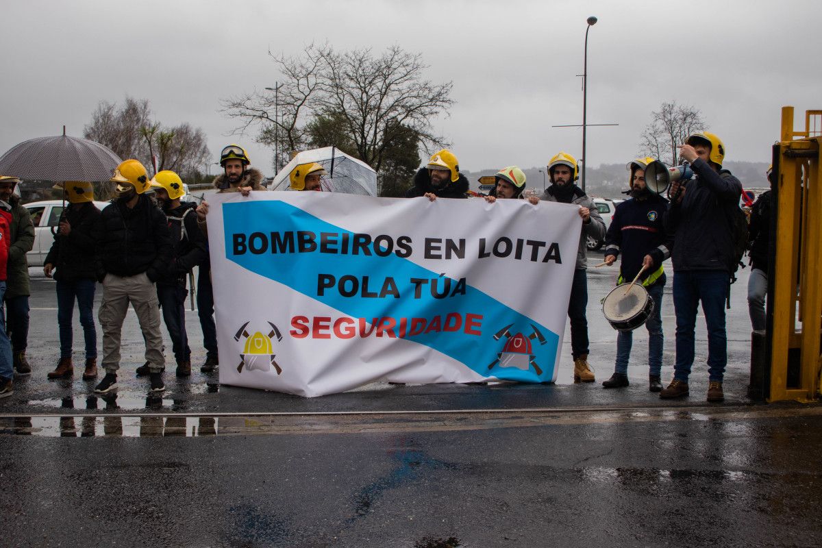 Bombeiros protestando no acto polo día do seu patrón