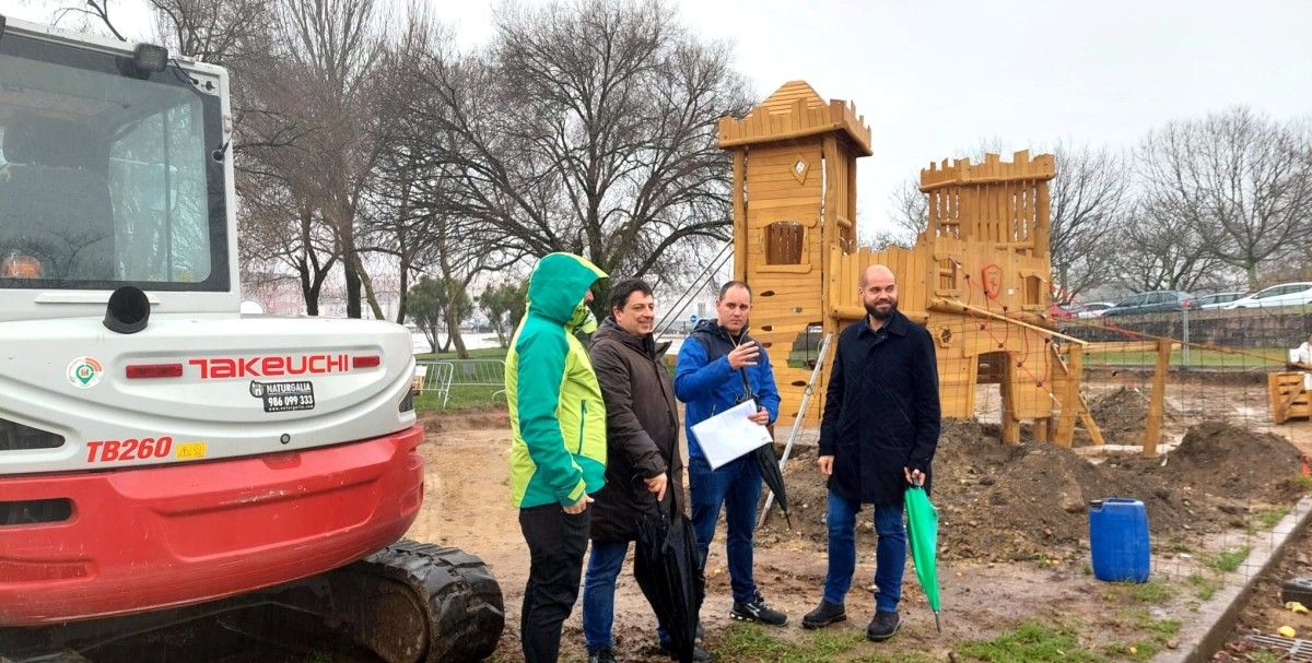 Iván Puentes, concelleiro de Desenvolvemento Sostible, achegouse ata as obras na nova zona de lecer no parque Rosalía de Castro
