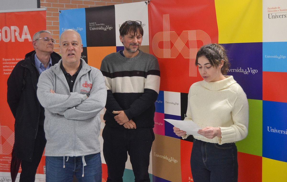 La estudiante Beatriz Felpeto leía el manifiesto de Dirección e Xestión Pública con motivo del 8M
