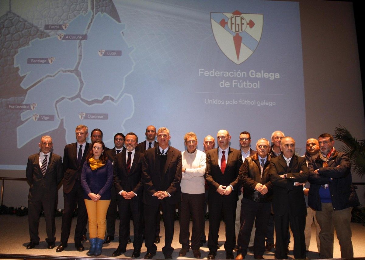 Rafael Louzán junto a su equipo directivo en la Federación gallega de Futbol