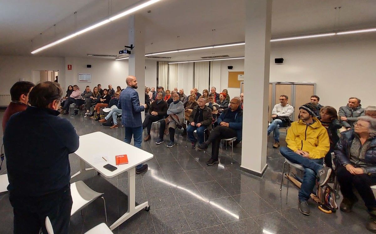 Reunión de Iván Puentes, Manuel Fontán y Ángel Colsa con los vecinos de Fernando Olmedo