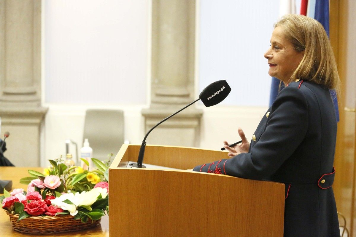 Carmela Silva, con camelias de Areeiro
