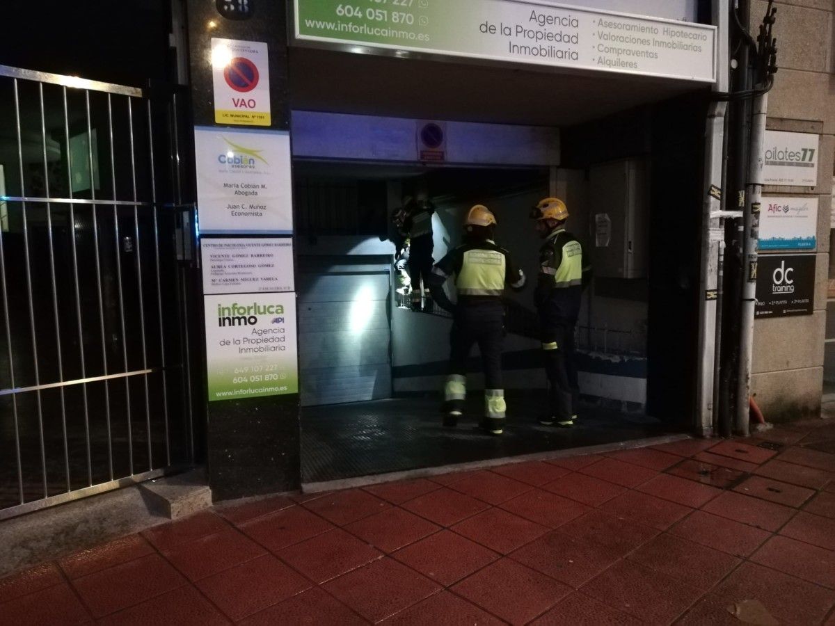 Bombeiros tentando abrir o garage