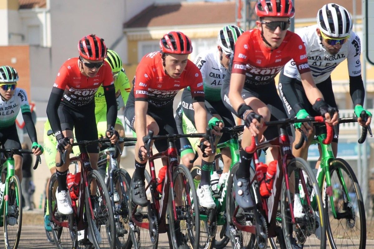Ciclistas do G. D. Supermercados Froiz que participaron na Clásica de Primavera de Portugal
