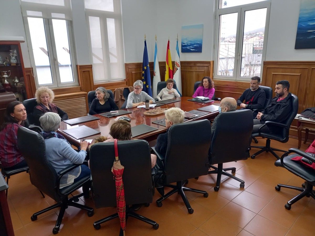 Reunión en el Concello de Marín de la alcaldesa con las ONG y la empresa Urkira