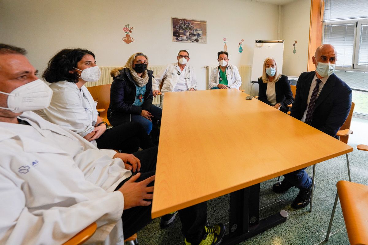 La gerente del Sergas se reúne con los profesionales de atención primaria de los centros de salud de Vilaboa