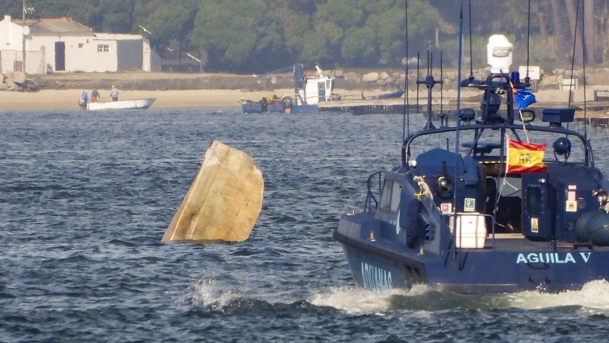 Traballos para reflotar o semisomerxible atopado na ría de Arousa