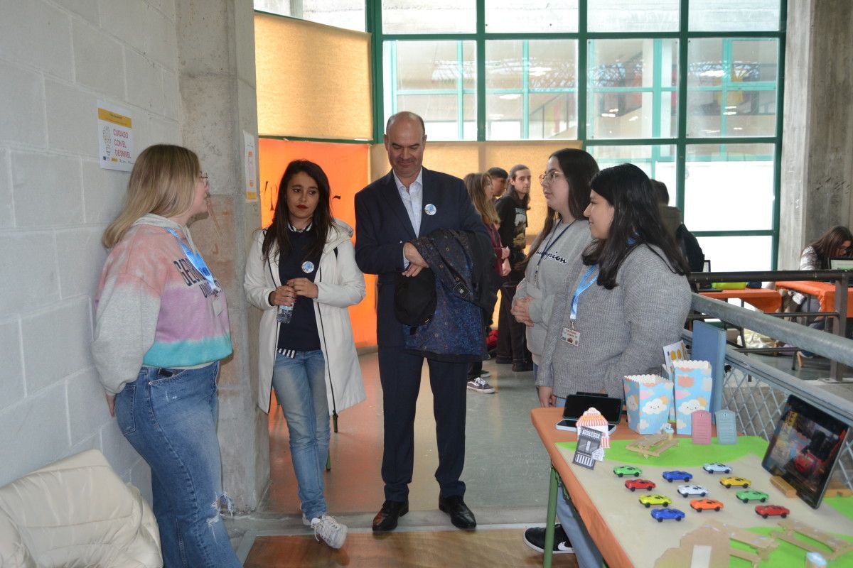 O alcalde de Bueu fala cun grupo de alumnas na feira eMprende