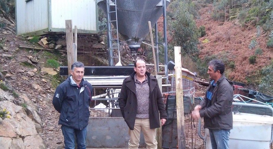 Comuneros de Cobres en una visita a una instalación de cría de 'porco celta'