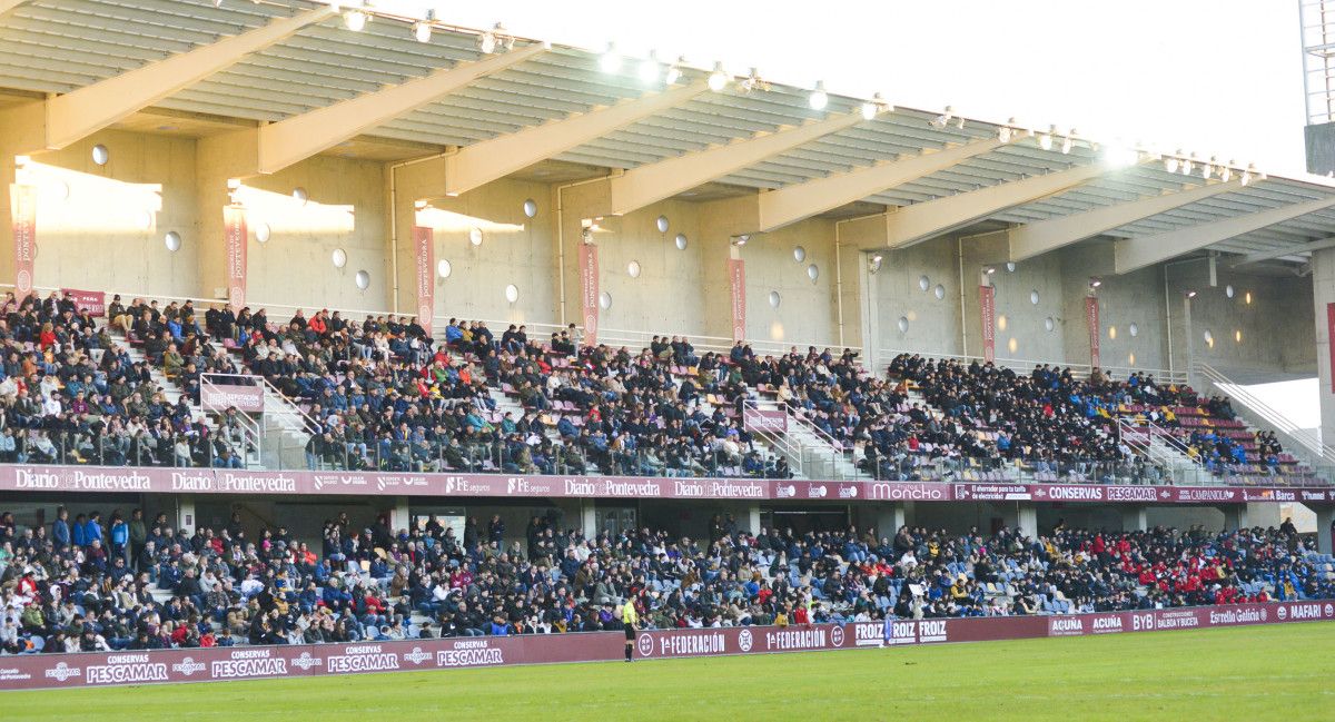 Partido de Primera RFEF entre Pontevedra CF e Real Madrid Castilla en Pasarón