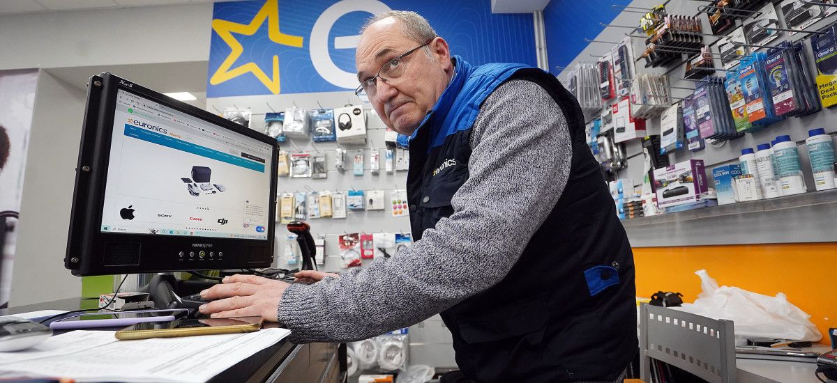 Benito Domínguez, dueño de Mardy Electrodomésticos, muestra la web falsa que pretende suplantar la identidad de su tienda