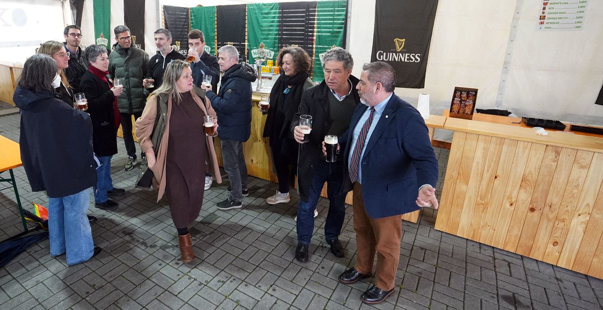 Un brindis de las autoridades para inaugurar la carpa de San Patricio