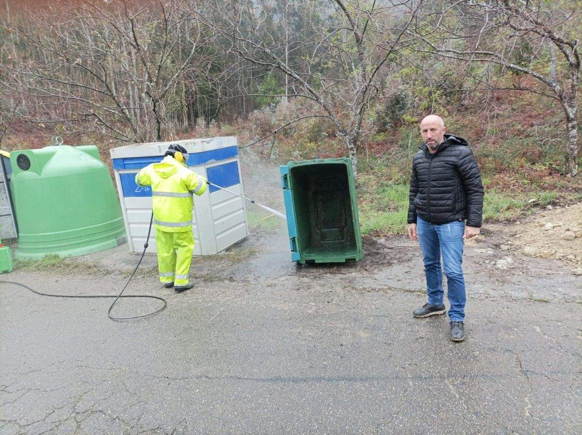 El concelleiro de Servizos Municipais, Julio Casás, asiste a la limpieza de los contenedores de Poio