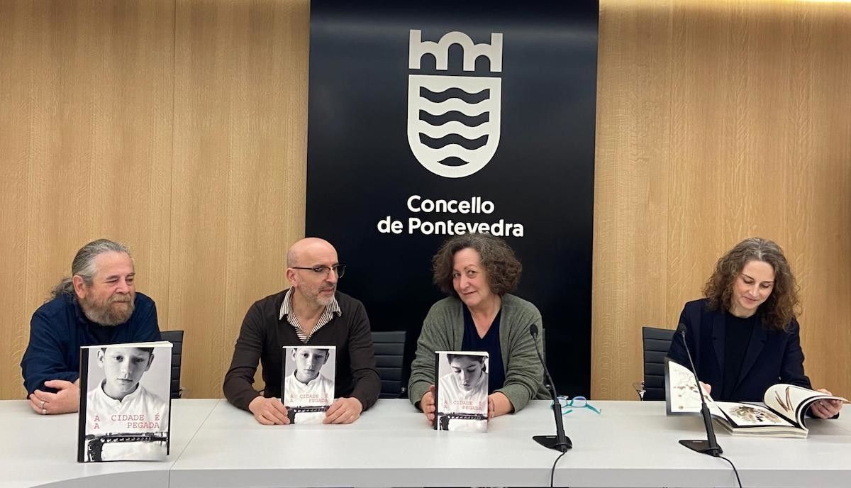 Presentación del catálogo de la exposición "A cidade é a pegada"