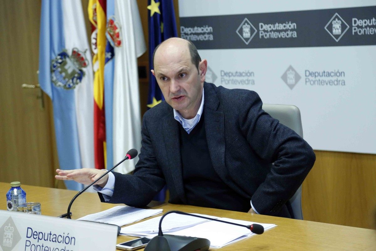 Rafael Louzán en rolda de prensa na Deputación de Pontevedra