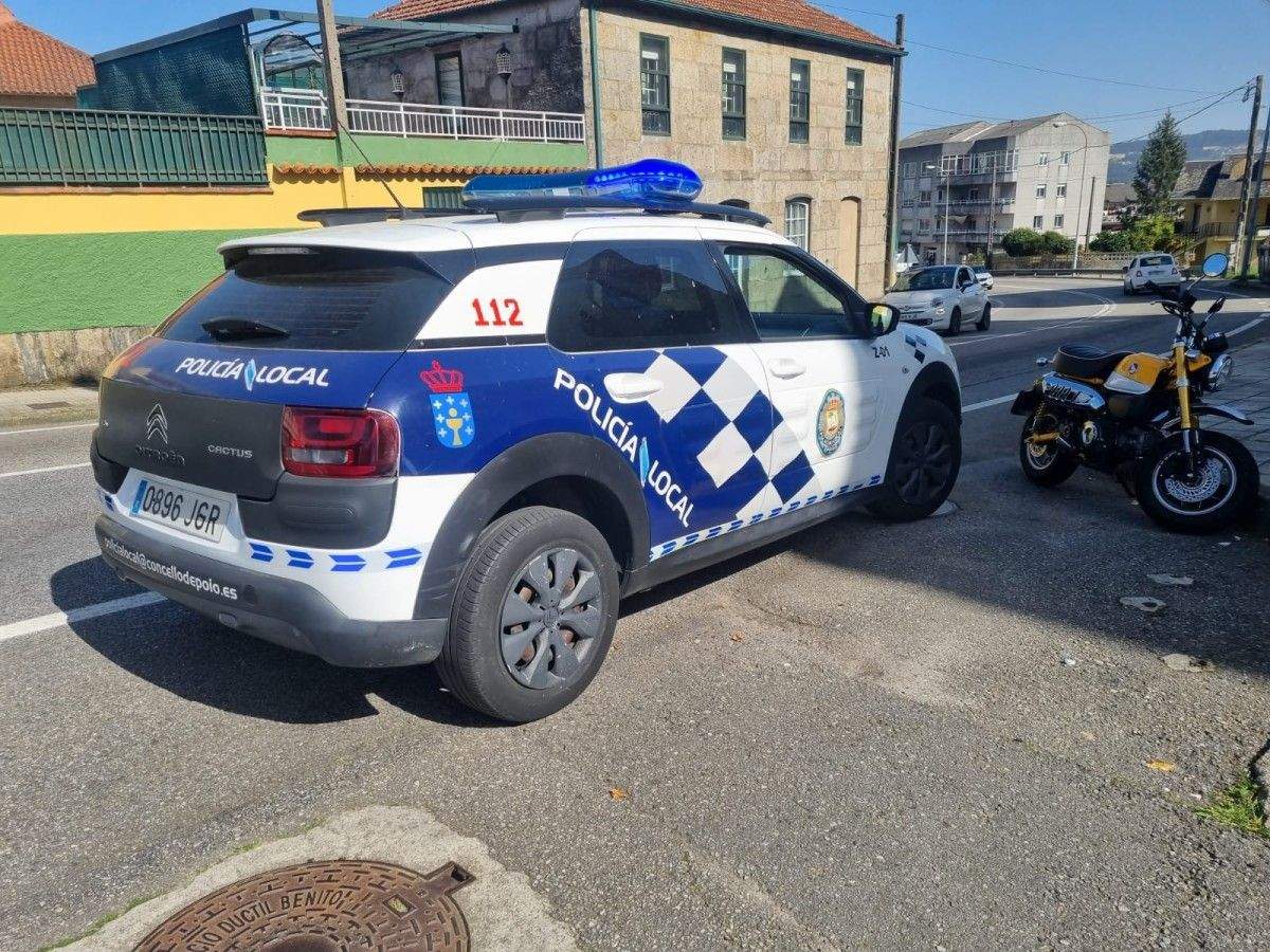 Policía Local na avenida da Porteliña