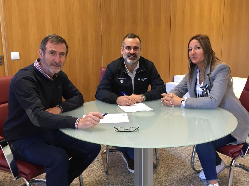 Firma do novo convenio entre Concello e AsemBarro