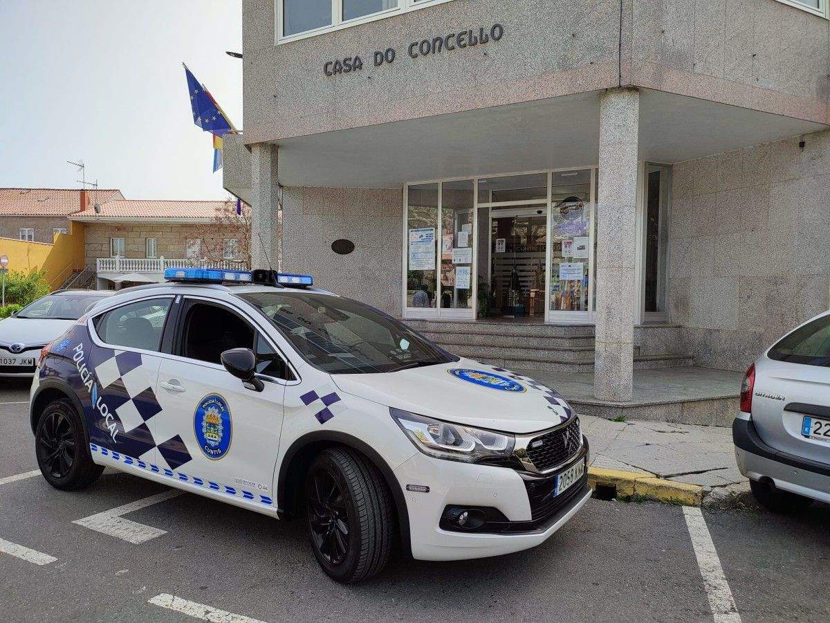 Coche da policía local diante do Concello de Cuntis