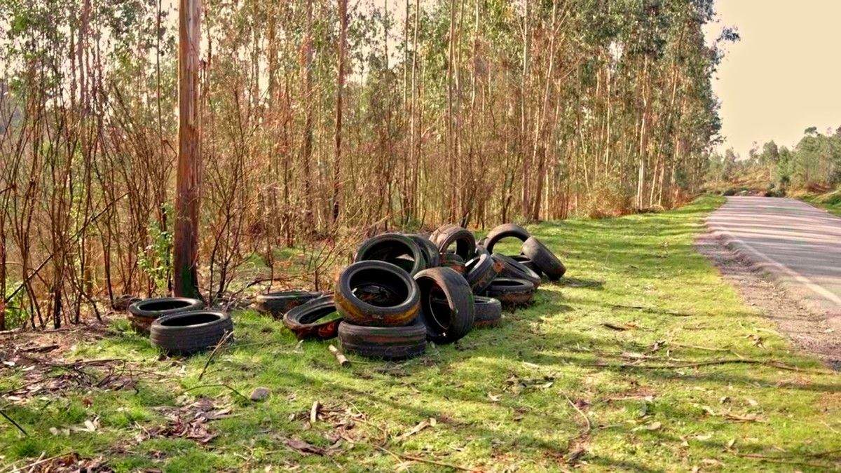 Denuncian vertidos en montes de Pontevedra