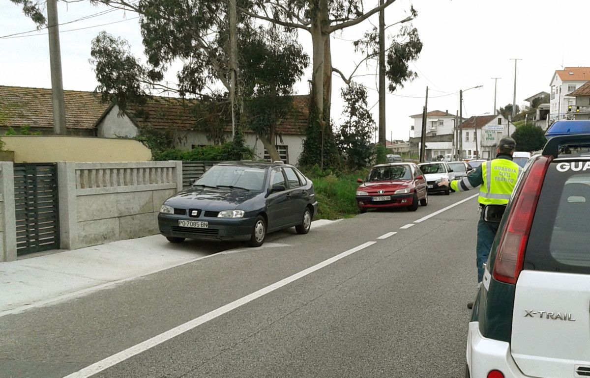 Vehículos estacionados en el arcén en Poio