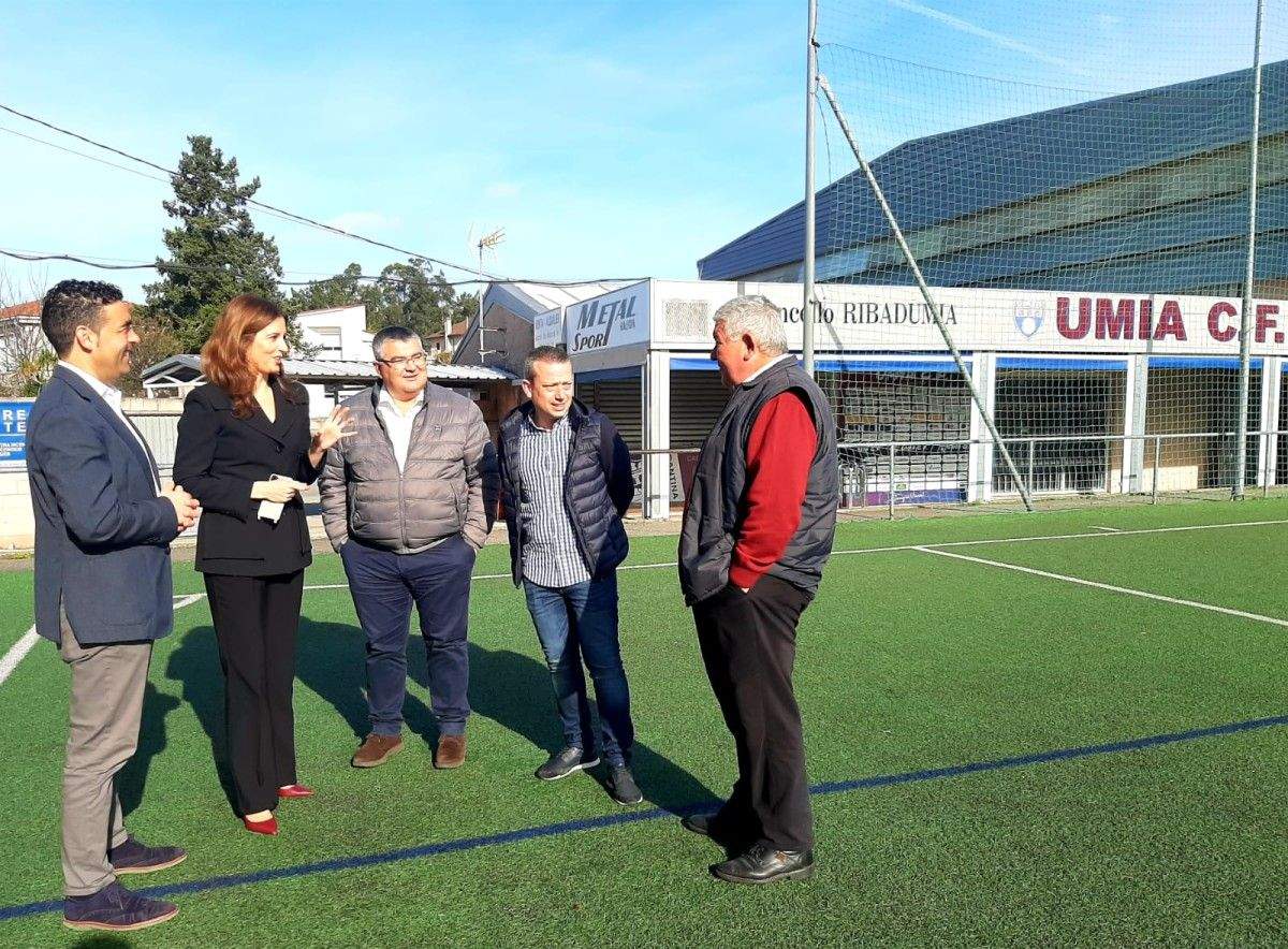 Renuevan la iluminación del campo de fútbol de Barrantes