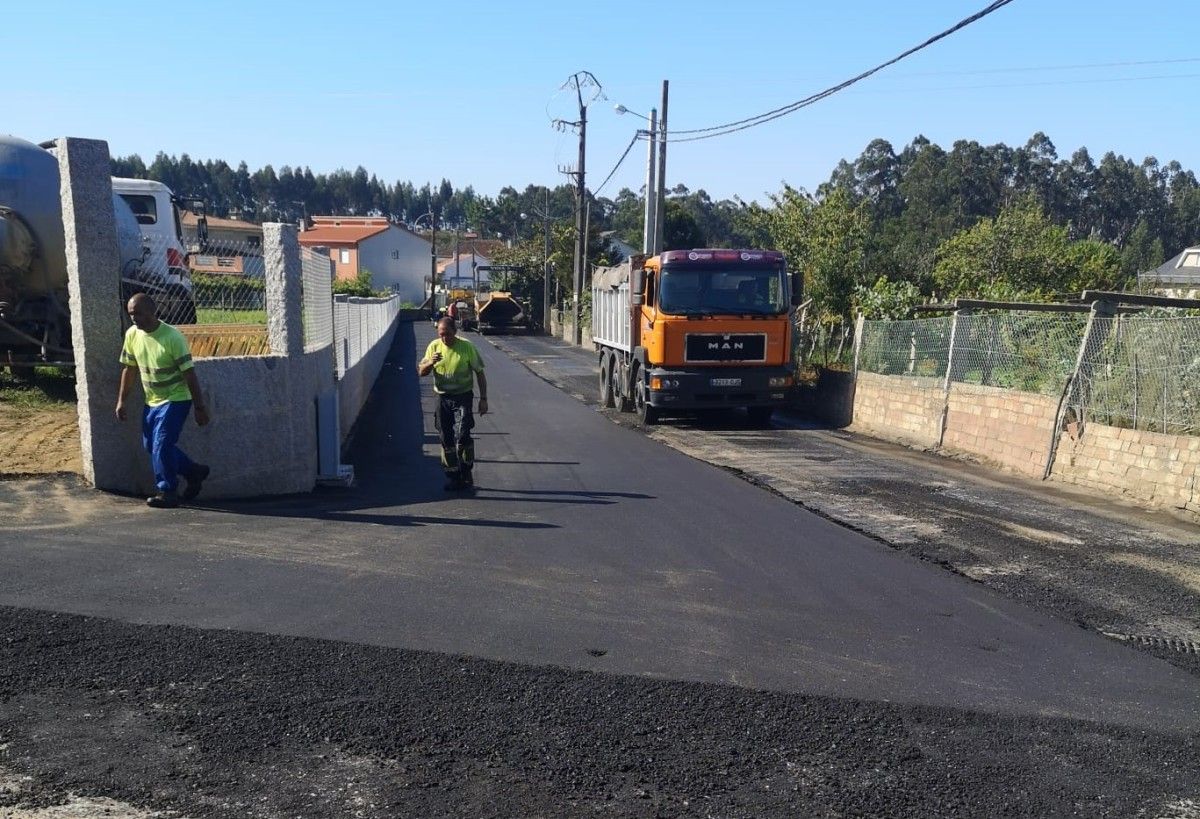 Asfaltado e pintado do vial que comunica Contumil coa autovía do Salnés