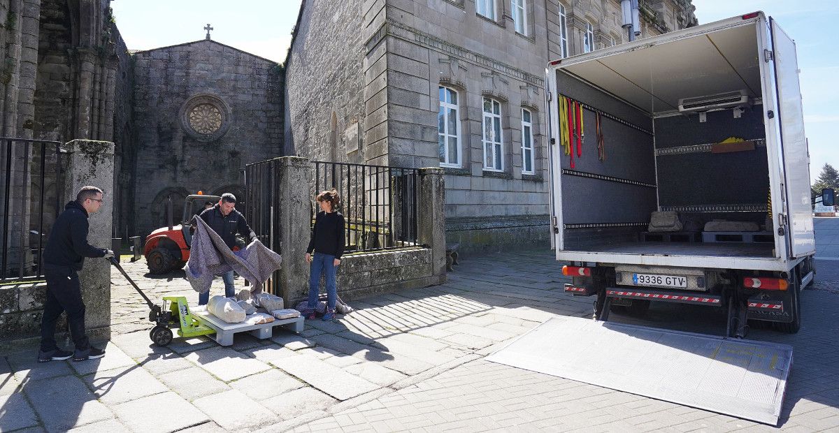 Retirada de pezas artísticas das Ruínas de San Domingos