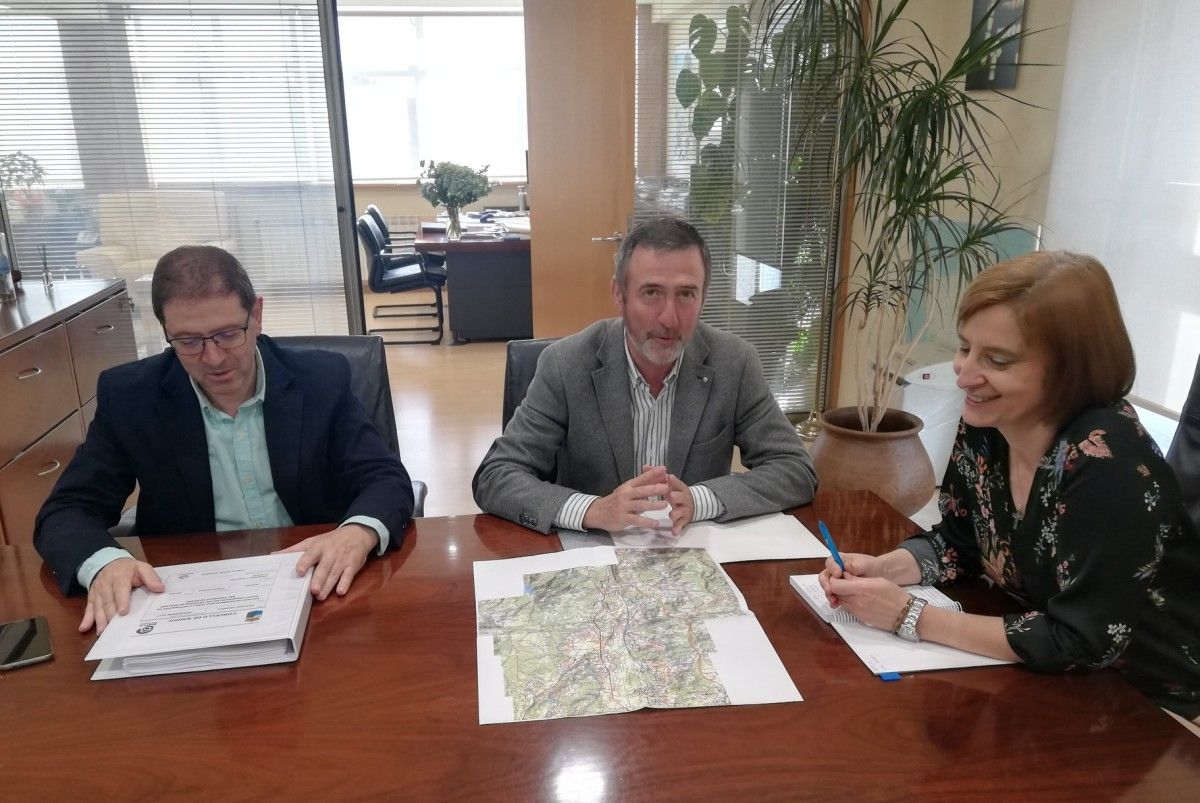 Iván Bello, Xosé Manuel Fernández Abraldes, concelleiro e alcalde de Barro, conversan con Teresa Gutiérrez López, directora de Augas de Galicia