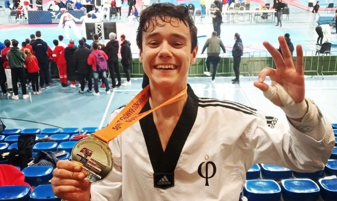 El cadete Roi Fraga, del Número Phi de Caldas, consigue el oro en el Open de Holanda de taekwondo