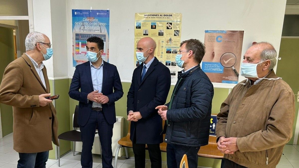 El delegado territorial y el gerente del área sanitaria visitaron el centro de salud de A Lama