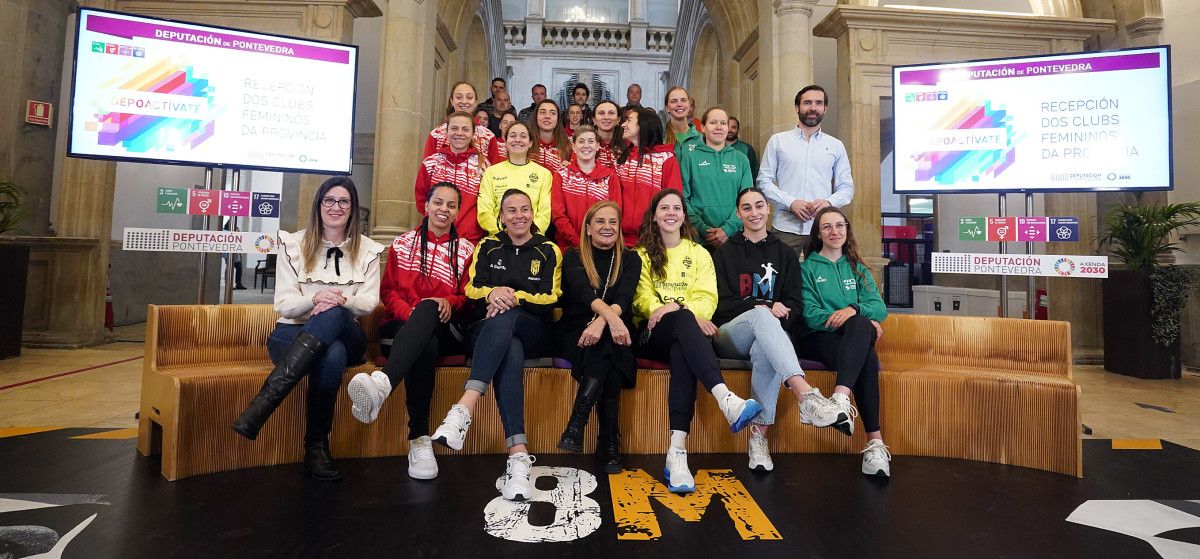 Carmela Silva recibe en la Deputación a representantes de los clubes deportivos profesionales femeninos de la provincia